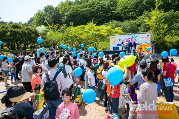 광주은행(은행장 송종욱)은 어린이날인 지난 5일 광주 우치공원 동물원에서 광주·전남지역 어린이와 가족 등 약 1만여명이 함께한 가운데 ‘2019년 광주은행과 함께하는 어린이날 그림대회’를 성황리에 개최했다.