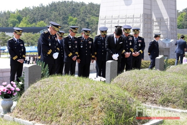 광주지방경찰청 지휘부, 국립5·18민주묘지 참배
