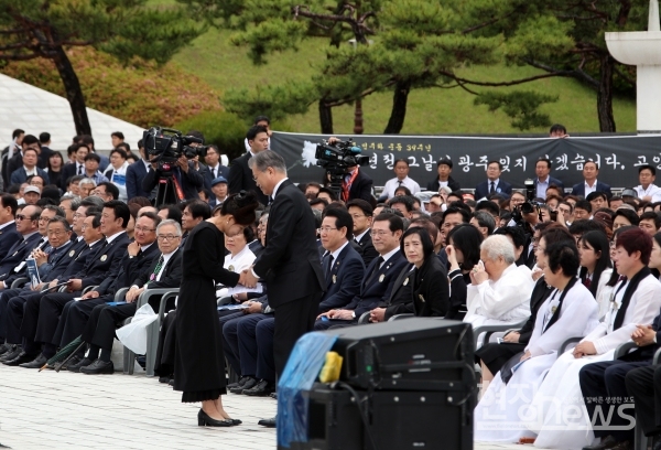 문재인 대통령이 18일 광주 국립 5·18민주묘지에서 열린 제39주년 5·18민주화운동 기념식에서 5·18 당시 가두방송을 했던 박영순씨를 위로하고 있다.(사진=조영정 기자)