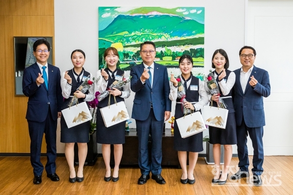광주은행(은행장 송종욱)은 지난 20일 오전 11시 광주은행 본점 은행장실에서 성년의 날을 맞은 직원들을 초청해 선물을 전달하고 축하하는 기념행사를 가졌다.
