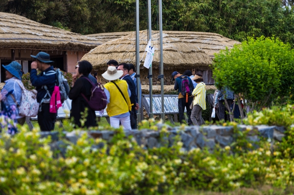 [사진=오상용 기자] 김대중 평화캠프에 참여한 시민들이 전남 신안군 하의면 후광리에 있는 김대중 대통령의 생가를 방문하고 있다.