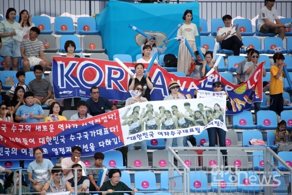 경기장을 찾은 응원단들은 ‘대한민국’을 외치며 선수들을 응원하고 있다.(사진=조영정 기자)