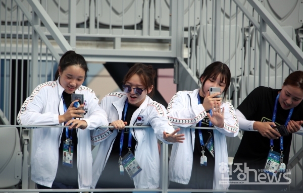 한국 남자 수구 대표팀을 응원하는 여자 수구 선수들(사진=조영정 기자)