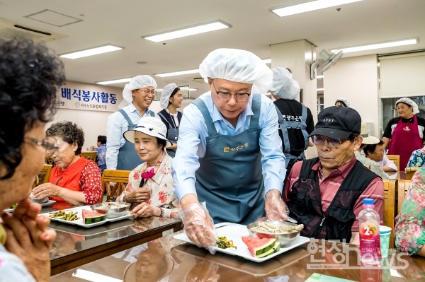 송종욱 광주은행장이 17일 오전 11시 서구 화정동에 위치한 서구노인종합복지관에서 배식봉사활동을 가졌다.