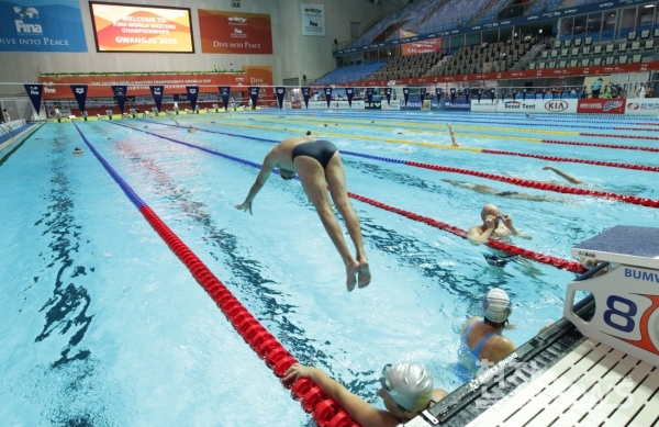 광주마스터즈대회 경영경기 시작을 하루 앞둔 11일 오후 남부대 주경기장에서 선수들이 연습수영을 하고 있다./조직위원회 제공