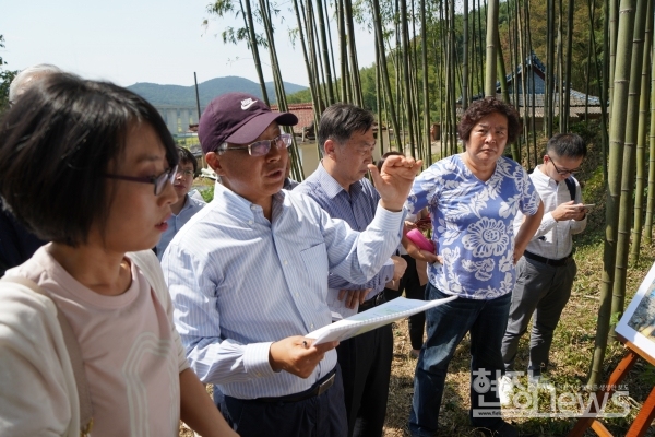 담양, 민 칭웬(闵庆文, Min Qingwen) 위원이 현장에서 관계자와 대나무밭농업 대해 질문하고 있다.(사진=담양군 제공)