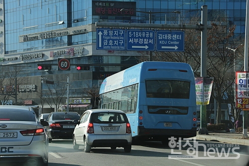 광주광역시는 10일부터 정규 시내버스 노선에서 첫 전기시내버스 운행을 시작했다.(사진=조영정 기자)