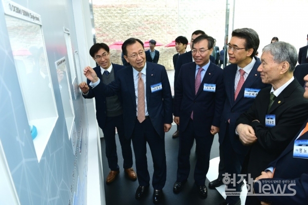 초전도 송전기술 상용화사업 준공식에서 김종갑 한전 사장(왼쪽에서 2번째)이 참석자들과 전력설비 투어를 하고 있다.(사진=한전 제공)