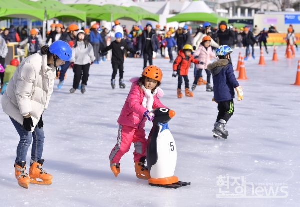 지난해 12월 15일 오후 시청 문화광장에 설치된 야외스케이트장·얼음썰매장 개장식.(사진=현장뉴스)