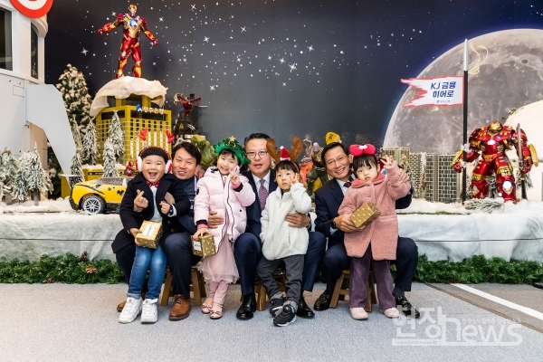 광주은행(은행장 송종욱)은 9일 광주은행 본점 1층에서 지역 어린이들을 위한 ‘KJ원더랜드’ 개관식을 개최했다.(사진=광주은행 제공)
