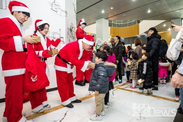 광주은행(은행장 송종욱)은 25일 성탄절을 맞아 광주은행 본점 1층 KJ원더랜드에서 지역 어린이들을 위해 ‘성탄절 나눔행사’를 가졌다.(사진=광주은행 제공)