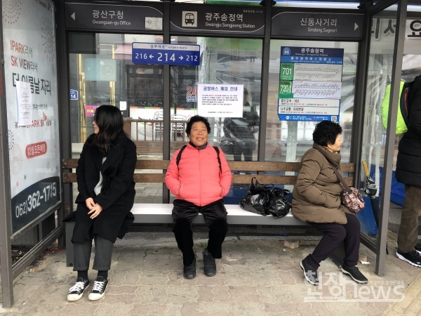 광주 광산구(청장 김삼호)는 겨울철 추위 속 버스를 이용하는 시민들을 위해 버스정류장에 5개의 온열의자를 설치했다.(사진=광산구청 제공)