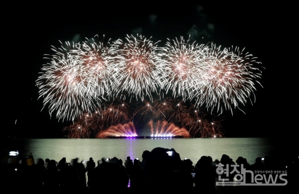 보성 율포해변 불꽃축제 20만여 명 몰려 대성황(사진=보성군 제공)