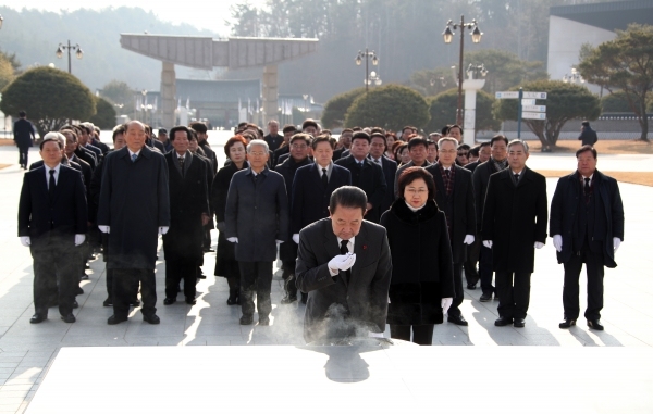 5·18민주묘지 찾아 분향하는 박주선 의원 (사진=조영정 기자)