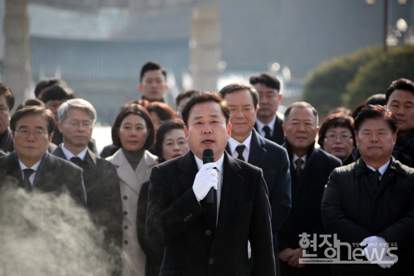 5·18민주묘지 참배 후 인사말하는 송갑석 의원(사진=조영정 기자)