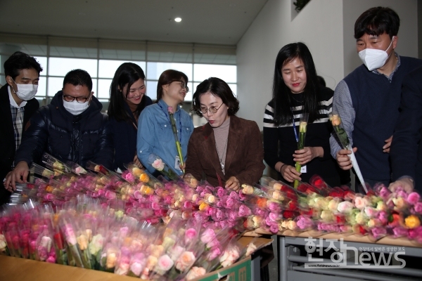광주시, 꽃 한 송이 나눔 행사 개최 등 꽃 사주기 캠페인 진행(사진=조영정 기자)