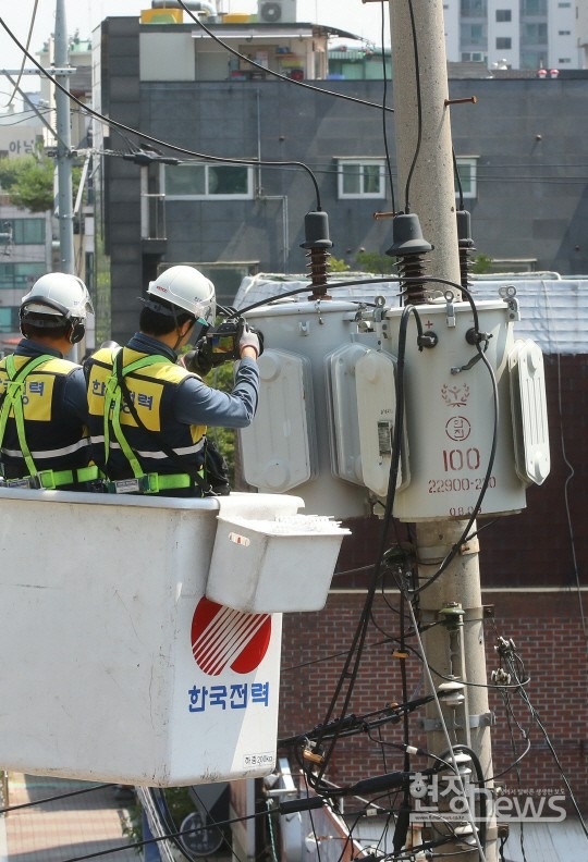 한국전력 직원들이 열화상 진단장비를 활용하여 전력설비를 진단하는 모습/한전 제공