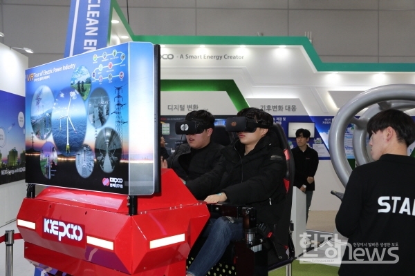 AR/VR 체험하는 청소년들(사진=조영정 기자)