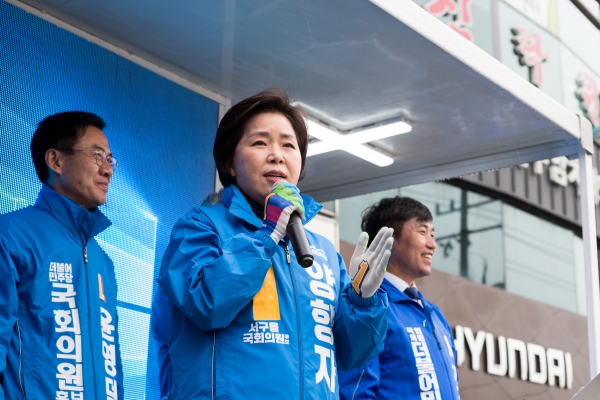 [사진=오상용 기자] 12일 오후 2시, 광주 북구 무등도서관 앞 더불어민주당 광주광역시당 선대위 합동유세에서 양향자(서구을) 후보가 연설을 하고 있다.