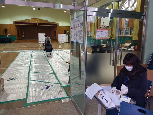 [사진=오상용 기자] 15일 오전 광주 화정남초등학교에 설치된 제21대 국회의원선거 화정4동 제 5투표소에서 투표가 진행 중이다. 