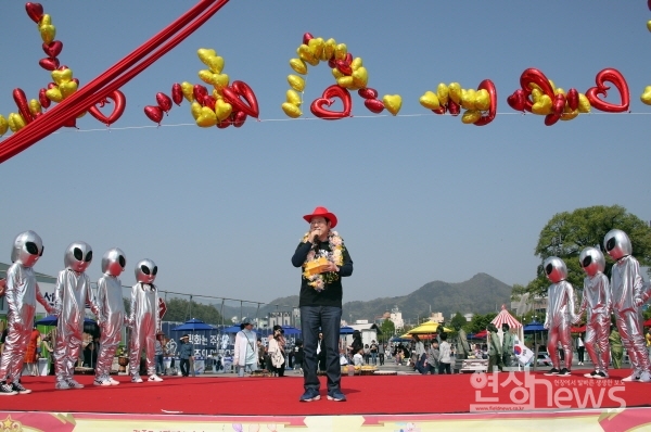 2019년 광주프린지페스티벌의 개막을 선포하고 있는 이용섭 광주광역시장.(사진=조영정 기자)