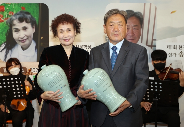 제17회 영랑시문학상을 수상한 시인 박라연 씨(왼)와 현구문학상 첫 회 수상자 소설가 송하훈 씨(오)/강진군 제공