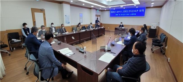 지난 23일 강진군청 소회의실에서 군민‧도민감사관 회의를 개최했다./강진군 제공
