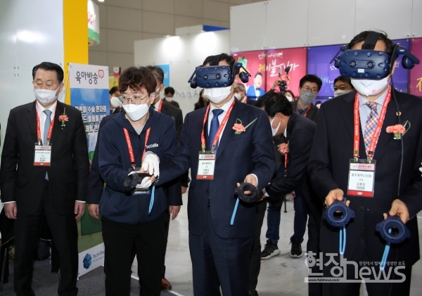 가상현실(VR) 체험하고 있는 이용섭 광주시장과 김동찬 의장 (사진=조영정 기자)