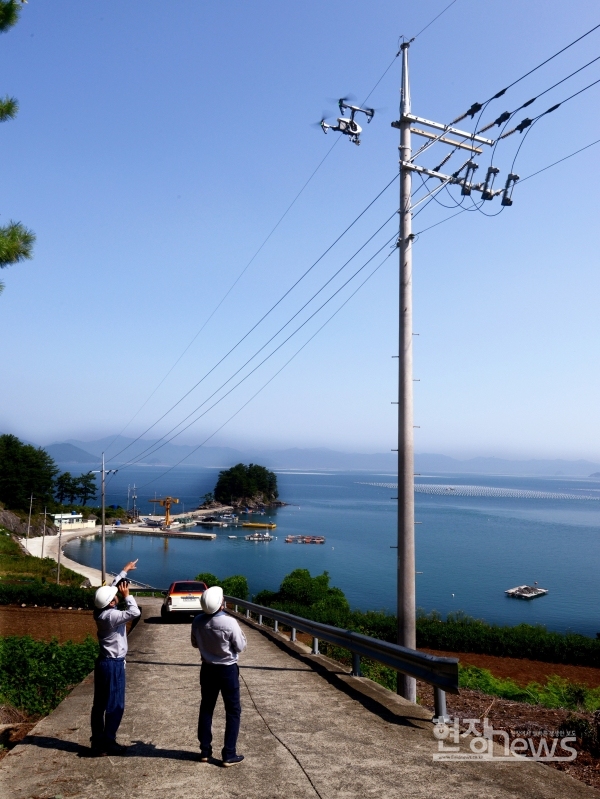 한국전력 직원들이 드론을 활용하여 전력설비를 점검하는 모습/한전 제공