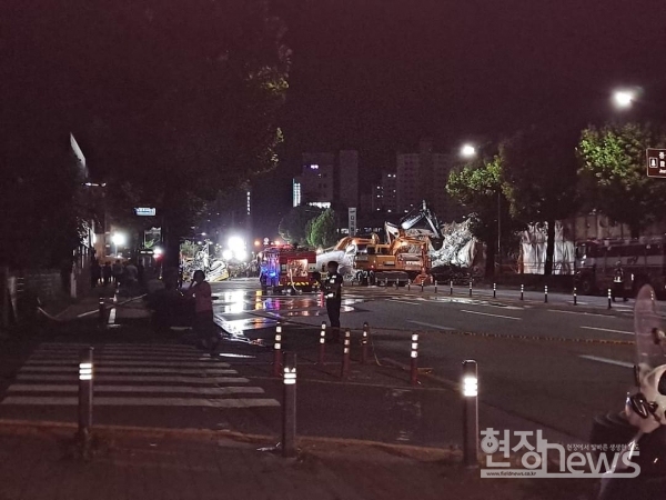 9일 오후 4시22분쯤 광주 동구 학동 재개발지역에서 철거 중이던 5층 건물 1동이 무너져 도로를 달리던 시내버스를 덮치는 사고가 발생했다.(사진=독자제공)
