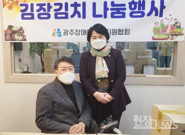 광주 서구의회 박영숙 부의장이 지난 10일 광주장애예술인지원협회로부터 감사패를 받았다./서구의회 제공