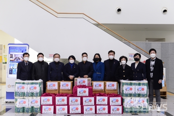 광주 서구의회(의장 김태영)는 설날을 맞아 코로나19의 장기화로 더욱 추운 겨울을 보내고 있는 관내 복지시설 13개소에 과일 및 생필품을 전달했다./서구의회 제공