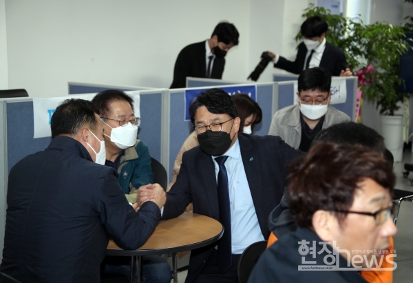 김보현 서구청장 예비후보가 27일 오후 선거사무소 개소식을 갖고 본격적인 선거 운동에 나섰다.(사진=조영정 기자)