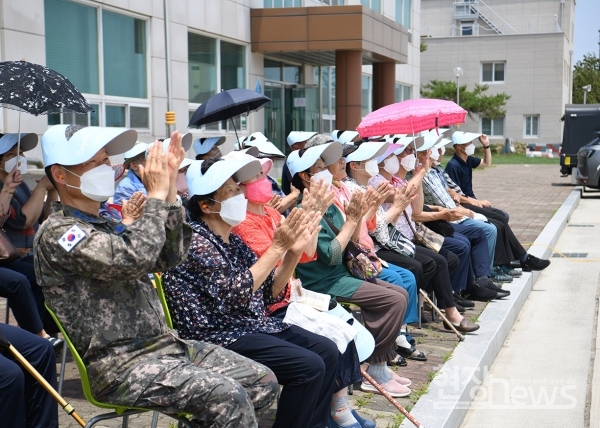 6월 20일 지역주민 부대 초청행사에 참여한 주민들이 블랙이글스 에어쇼를 감상하고 있다.(사진 = 상사 서진철)