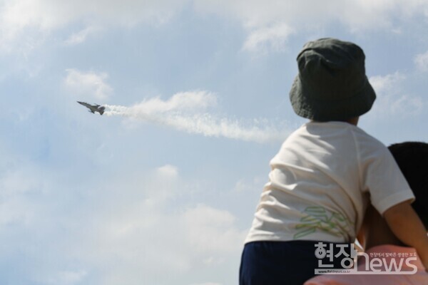 제1전투비행단은 3일 공군참모총장배 Space Challenge 광주 전남 지역예선 중 T-50 축하비행을 실시했다. [사진=제1전투비행단 제공]