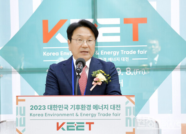 강기정 광주광역시장이 지난 6일 오전 서구 김대중컨벤션센터에서 열린 2023 대한민국 기후환경 에너지 대전 ‘KEET 2023(2023 Korea Environment & Energy Trade Fair)’ 개막식에 참석해 환영사를 하고 있다./광주광역시 제공
