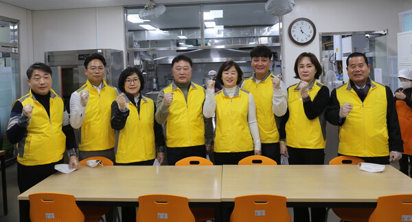 광주 남구의회(의장 황경아)는 12일 남구 노인복지관을 찾아 배식 봉사활동을 펼쳤다./남구의회 제공