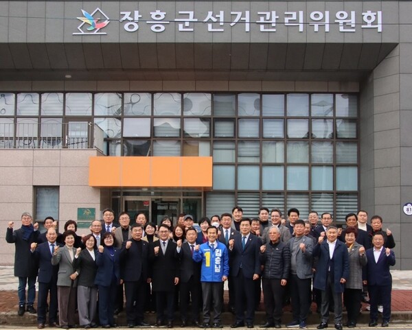 김승남 의원이 31일 오후 100여명의 지지자들과 장흥군선거관리위원회에 예비후보 등록을 마무리하고, 예비후보자로 본격적인 선거운동을 시작했다.