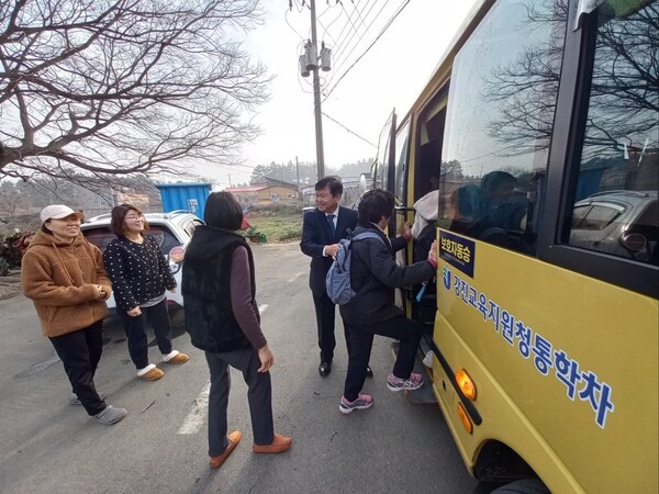 강진교육지원청(교육장 이병삼)은 3월 4일(월) 대구초등학교를 방문하여 통학버스 동승 코스 점검 및 등교 맞이 행사를 실시했다./강진교육지원청 제공